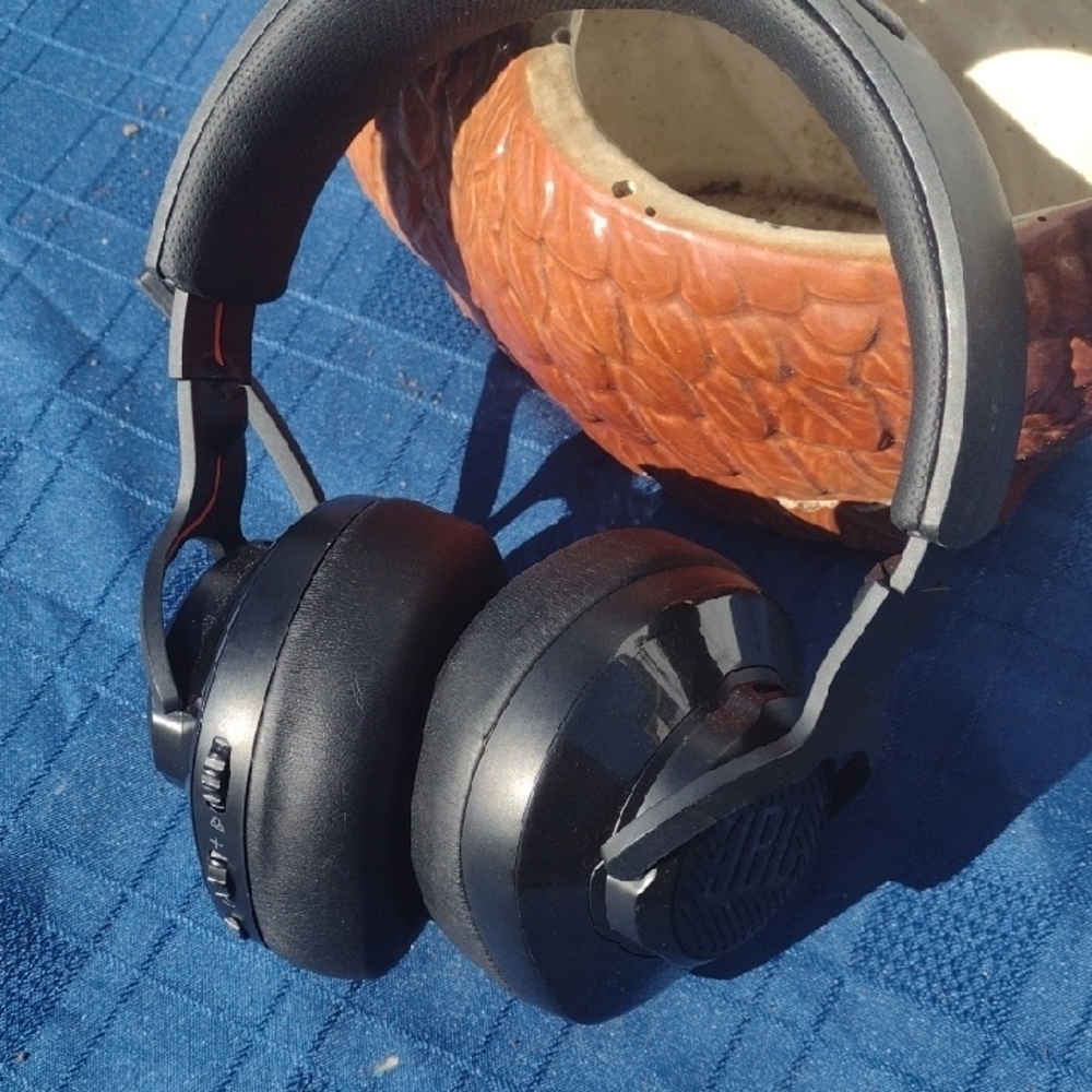 JBL Black Over-Ear gaming Headset Quantum NWOT